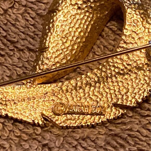 Sarah Coventry Signed 1968 Brushed Gold Tone Feather Broach - Picture 4 of 4